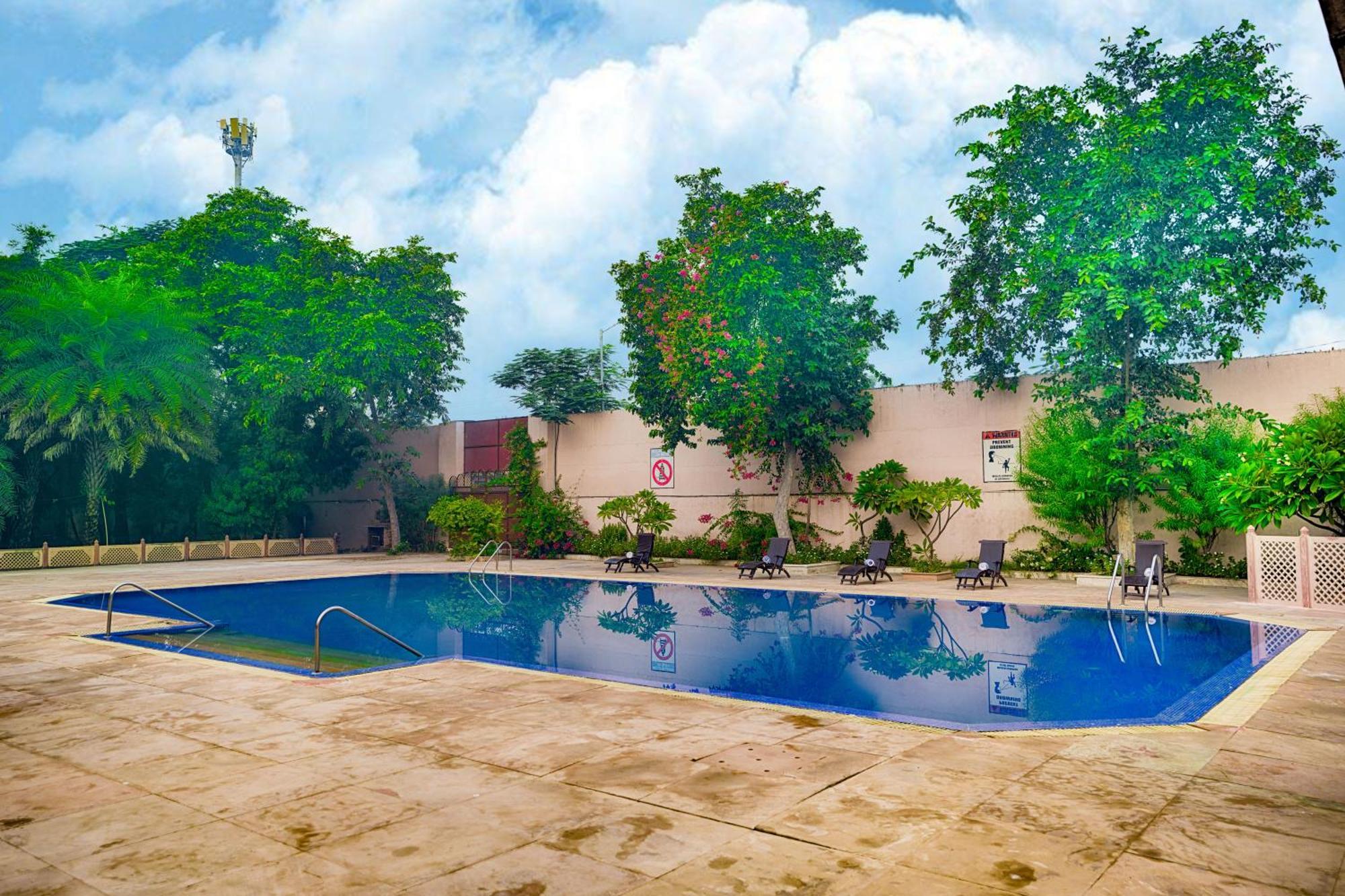 Club Mahindra Bharatpur Hotell Exteriör bild