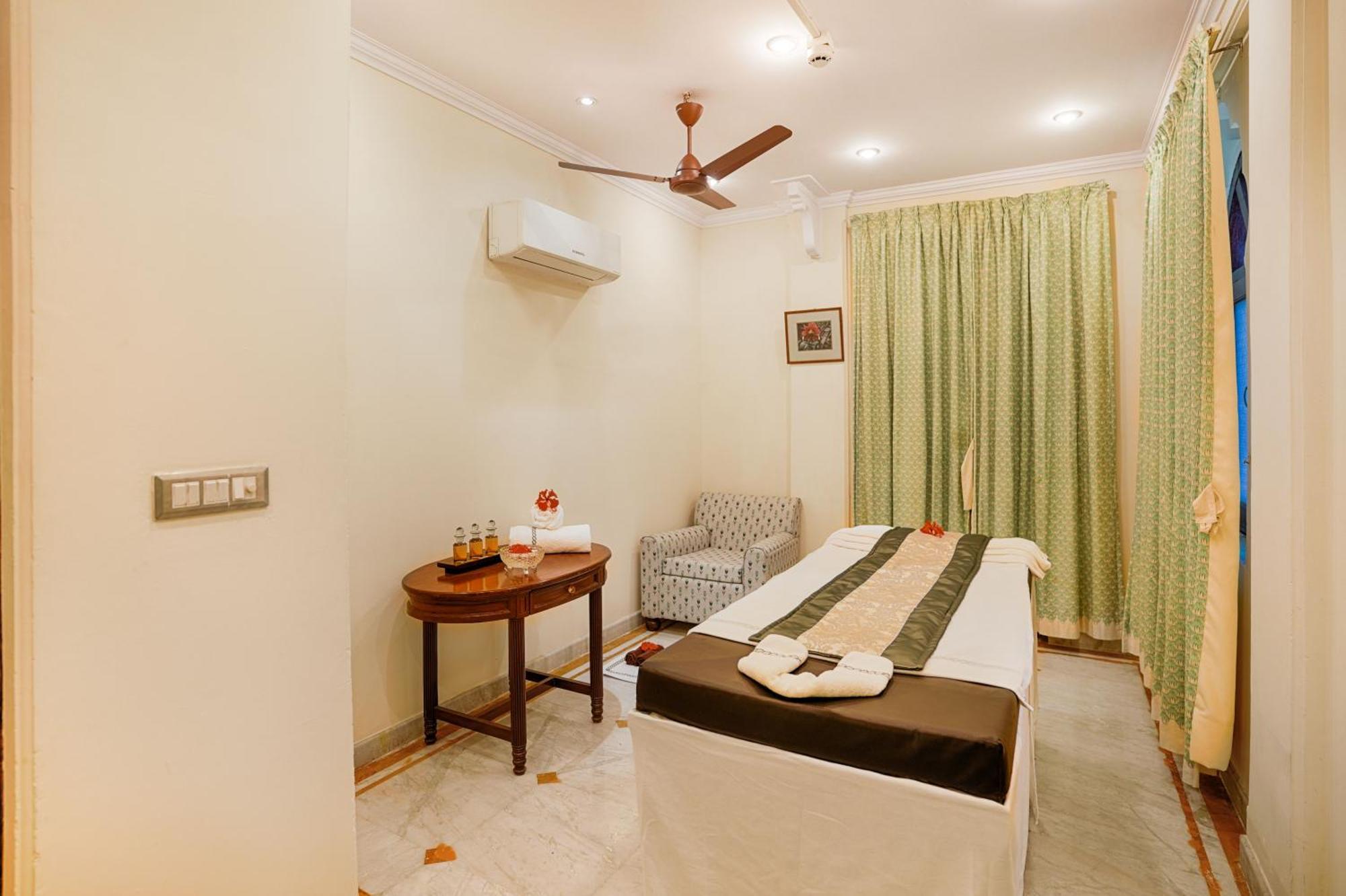 Club Mahindra Bharatpur Hotell Exteriör bild