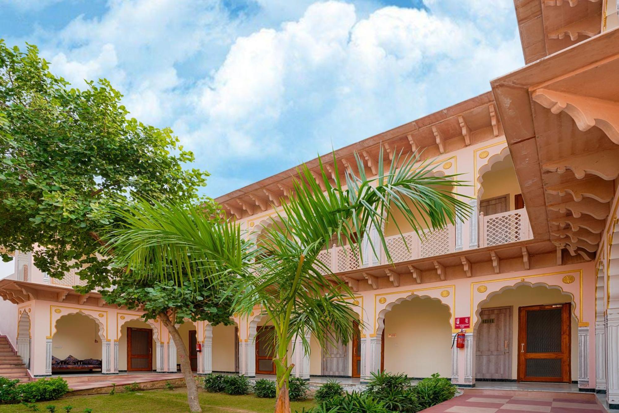 Club Mahindra Bharatpur Hotell Exteriör bild