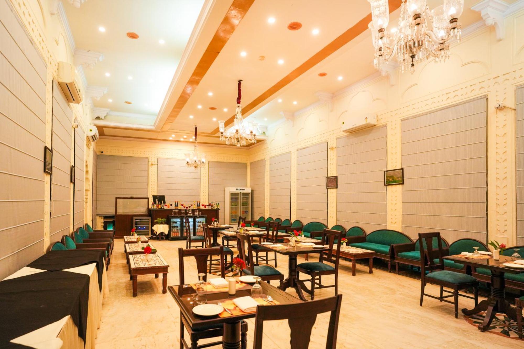 Club Mahindra Bharatpur Hotell Exteriör bild