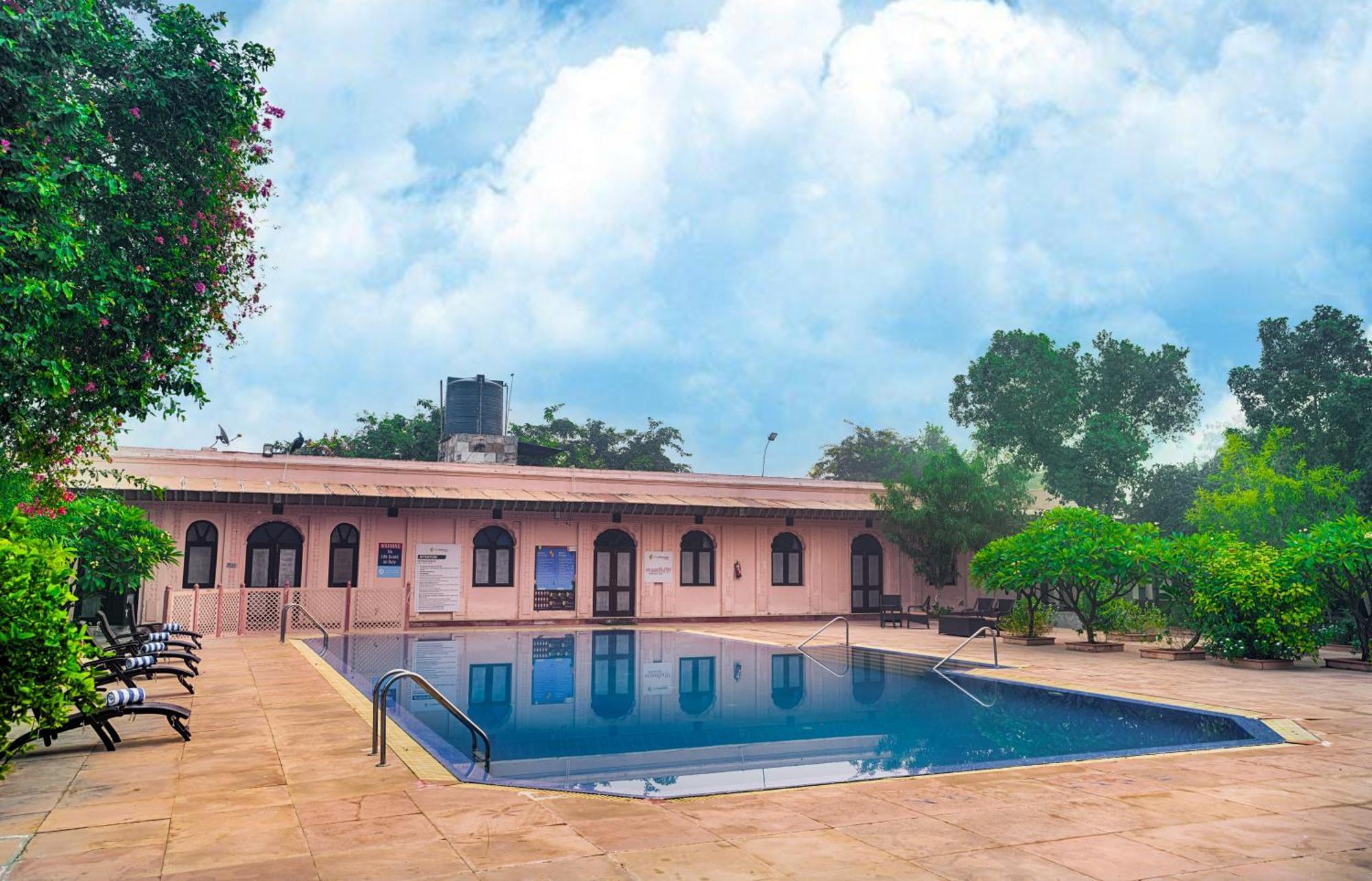 Club Mahindra Bharatpur Hotell Exteriör bild
