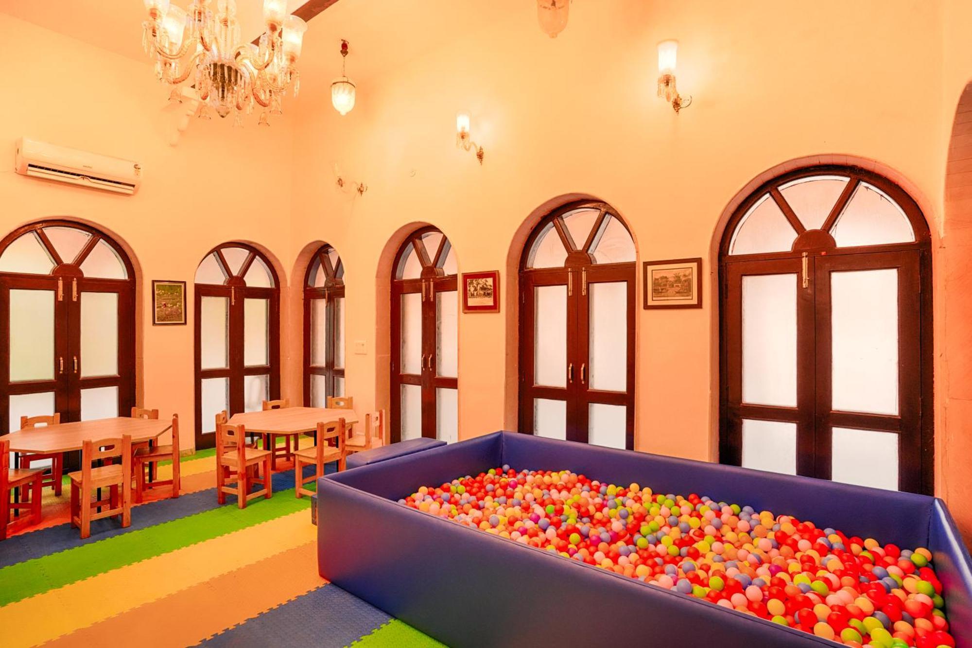 Club Mahindra Bharatpur Hotell Exteriör bild