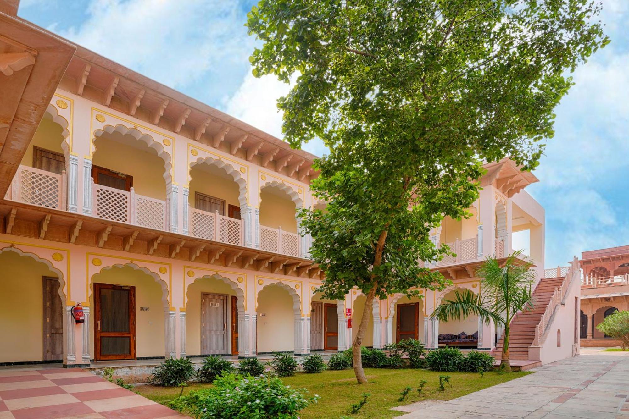 Club Mahindra Bharatpur Hotell Exteriör bild