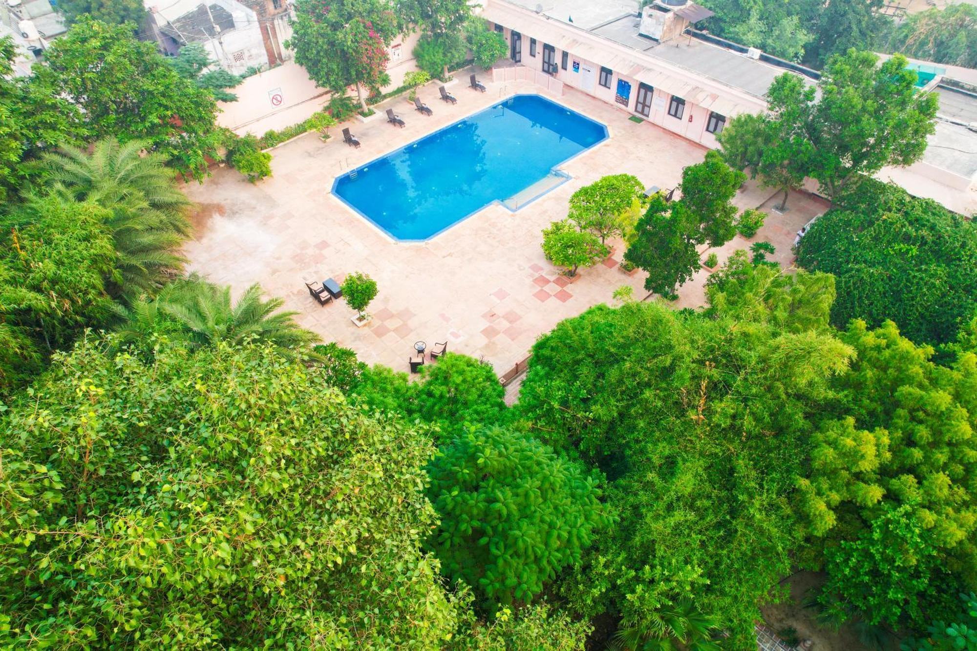 Club Mahindra Bharatpur Hotell Exteriör bild