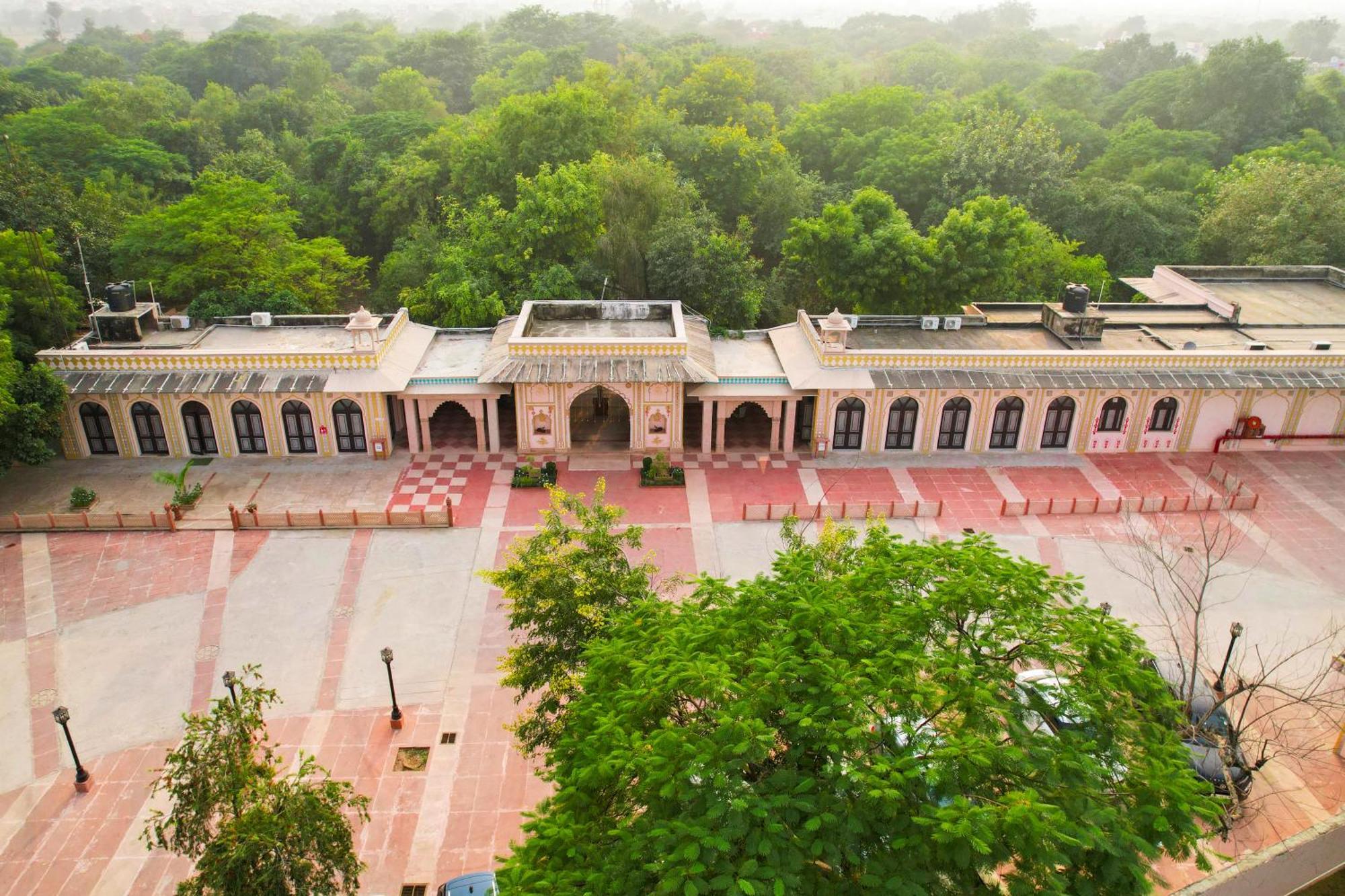 Club Mahindra Bharatpur Hotell Exteriör bild